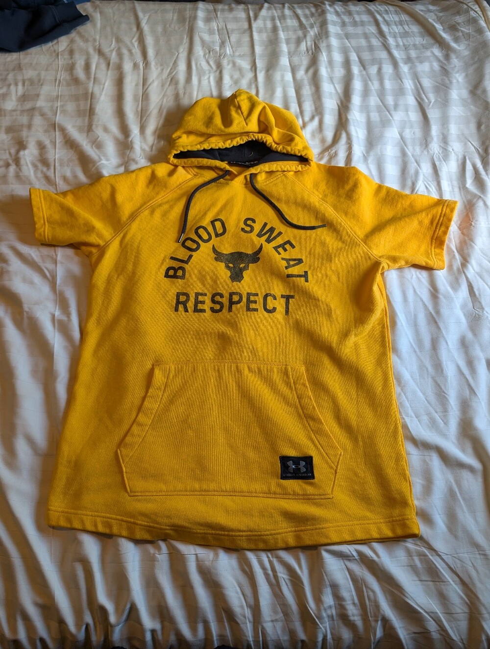 Under Armour Project Rock Men’s XL Short Sleeve Hoodie Yellow Bull
